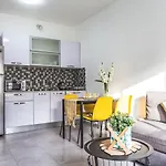 Tlv Port 2 Bedroom Apartment With A Balcony