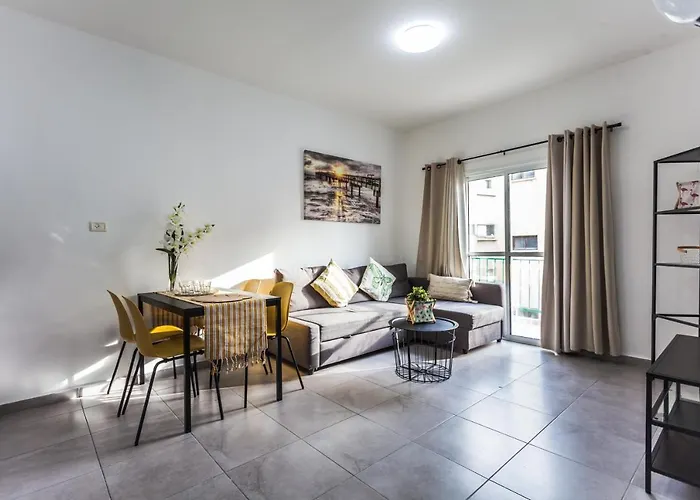 Tlv Port 2 Bedroom Apartment With A Balcony